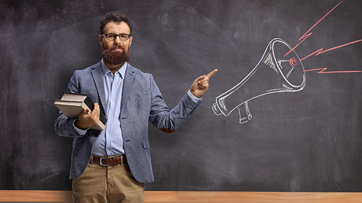 Professor em frente a quadro negro com megafone desenhado a giz